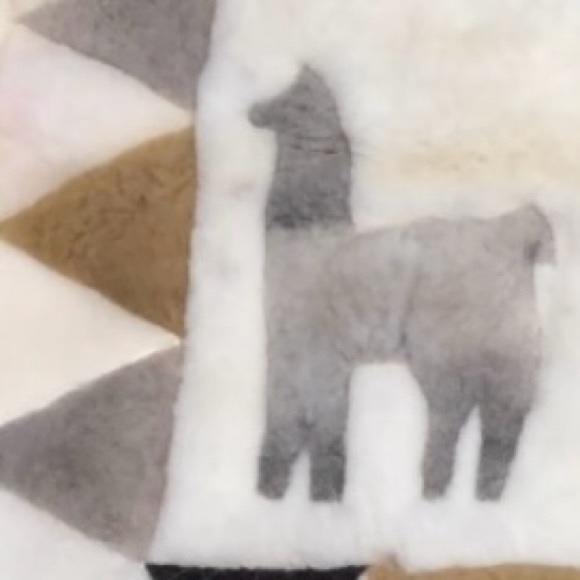 Bolivia Alpaca Wool LLama Fur Wall
Hanging Throw 41*34 - Picture 4 of 7